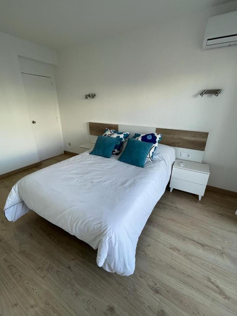 Bed, Photo of the whole room, Bedroom, air conditioner