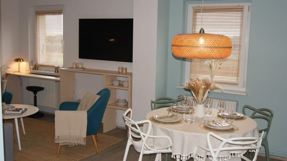 TV and multimedia, Seating area, Dining area