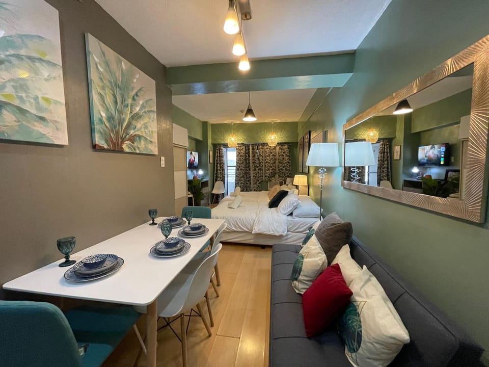 Poolview Family Room Greenbelt Makati Apartment hotel in Pasay