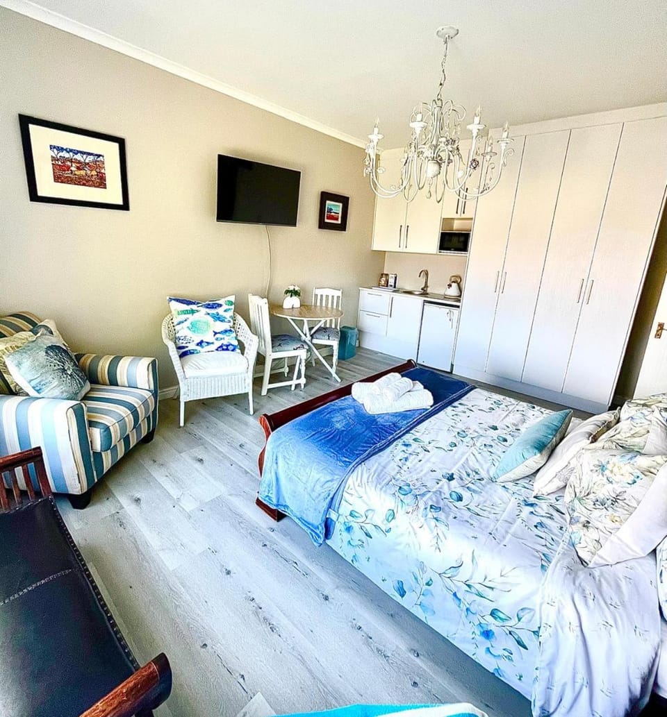 Bed, Kitchen or kitchenette, Photo of the whole room
