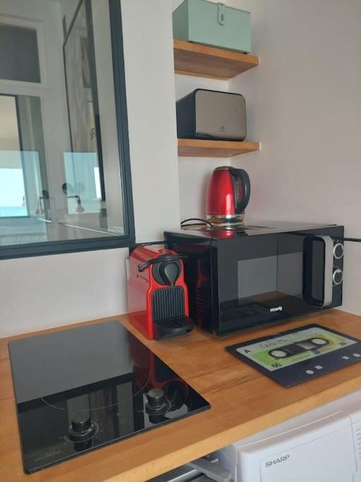 Kitchen or kitchenette, minibar, stove