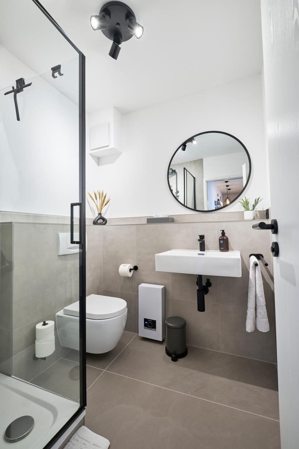 Shower, Toilet, Bathroom, towels