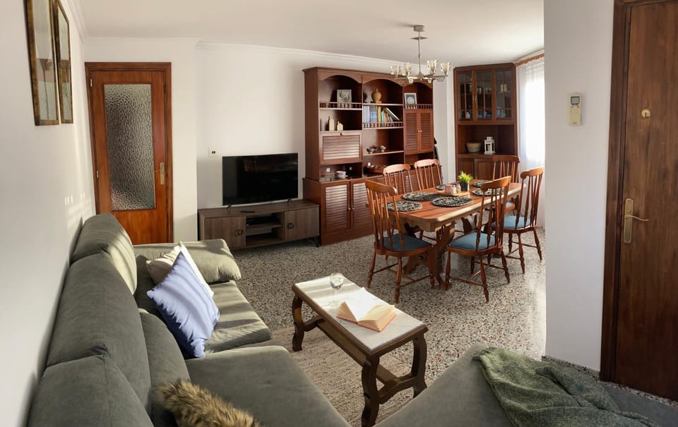 TV and multimedia, Living room, Seating area, Dining area