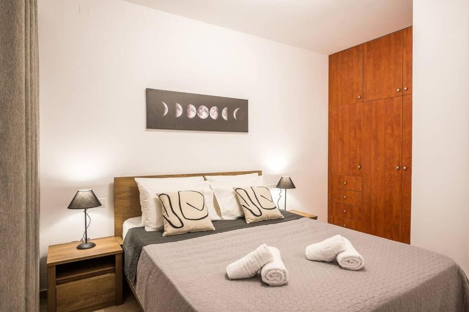 Photo of the whole room, Bedroom, wardrobe