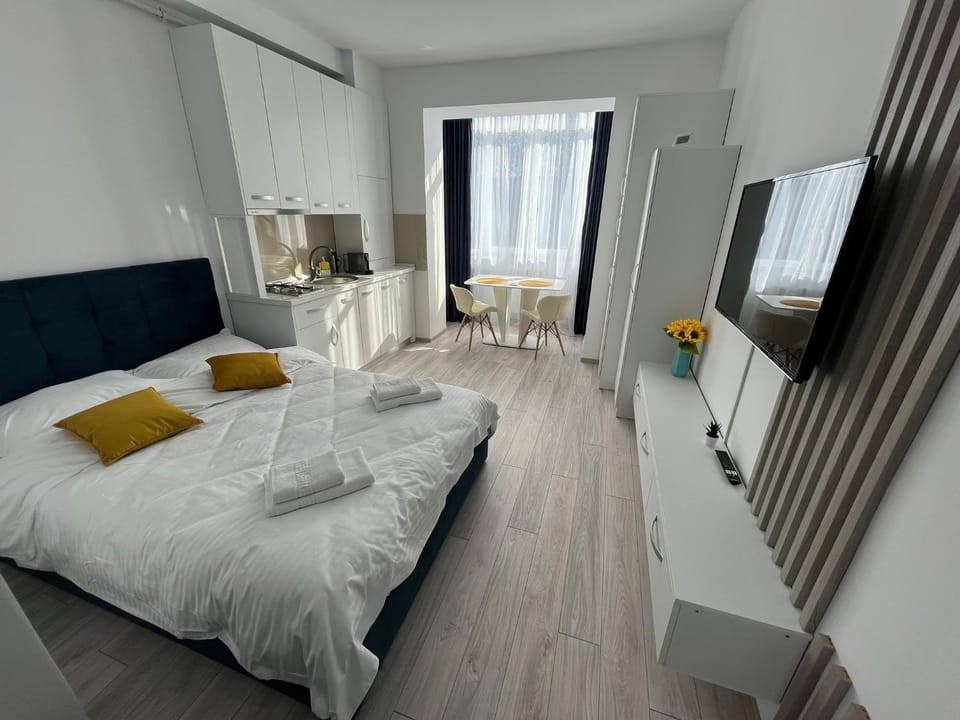 Bed, TV and multimedia, Photo of the whole room, Bedroom, hair dresser