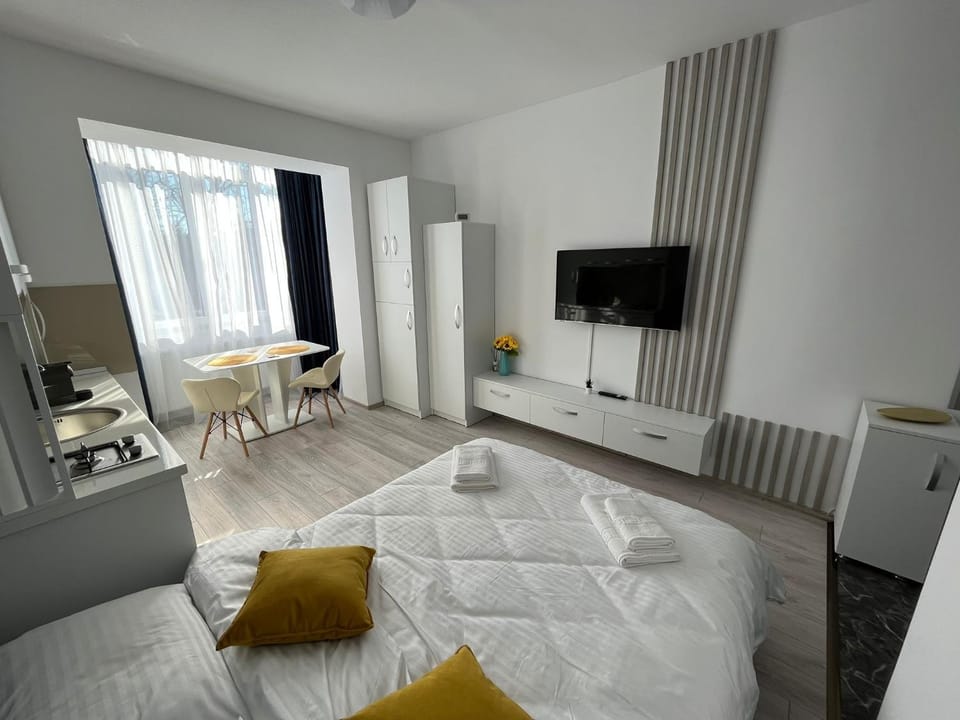 Communal lounge/ TV room, Bed, TV and multimedia, Living room, Photo of the whole room, Seating area, Evening entertainment, Bedroom, hair dresser, internet, towels, wardrobe