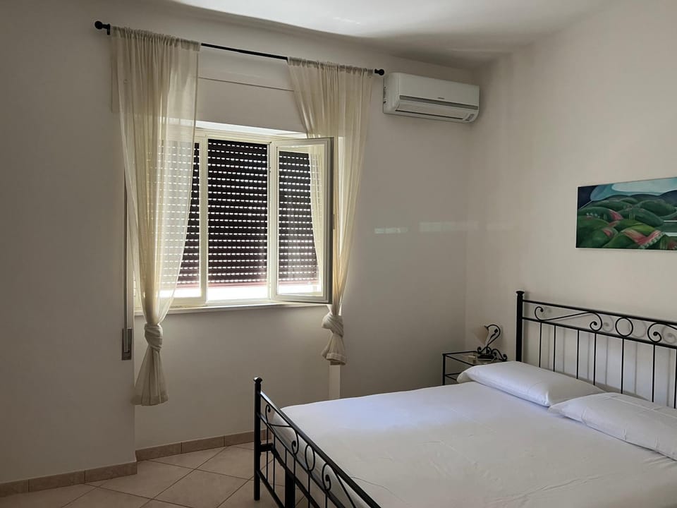 Bed, Photo of the whole room, Bedroom, air conditioner
