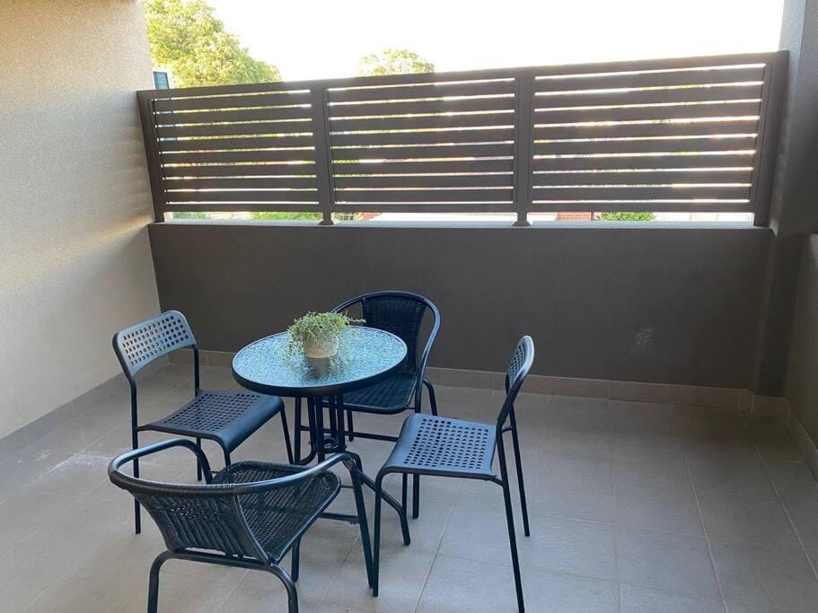 Smart Modern Close City/Airport WIFI/Park/Netflix Apartment in Perth