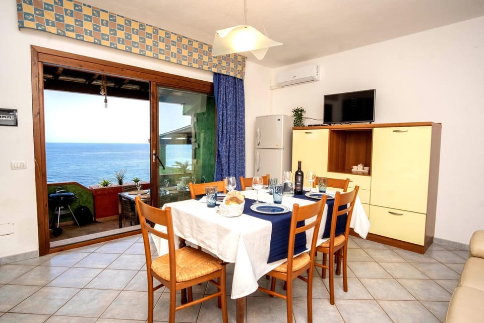 Kitchen or kitchenette, Living room, Dining area, Sea view