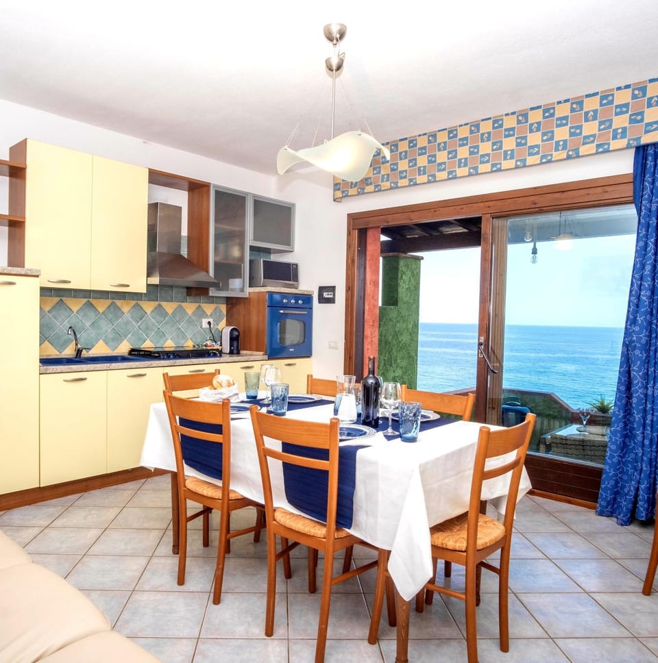 Kitchen or kitchenette, Dining area, Sea view