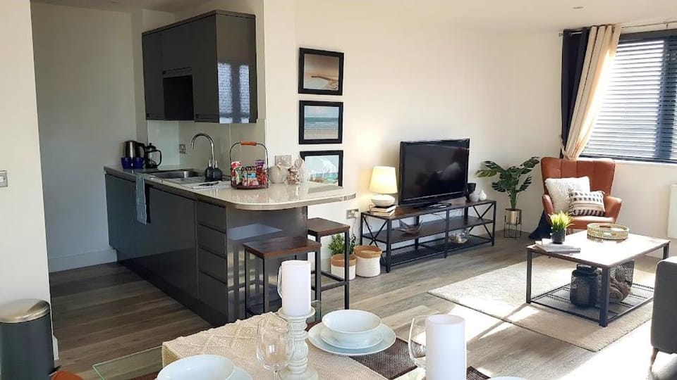 Beach Haven - FREE PARKING - Luxury 2 bedroom 2 bathroom Town Centre Apartment by Coastline Retreats Apartment in Bournemouth