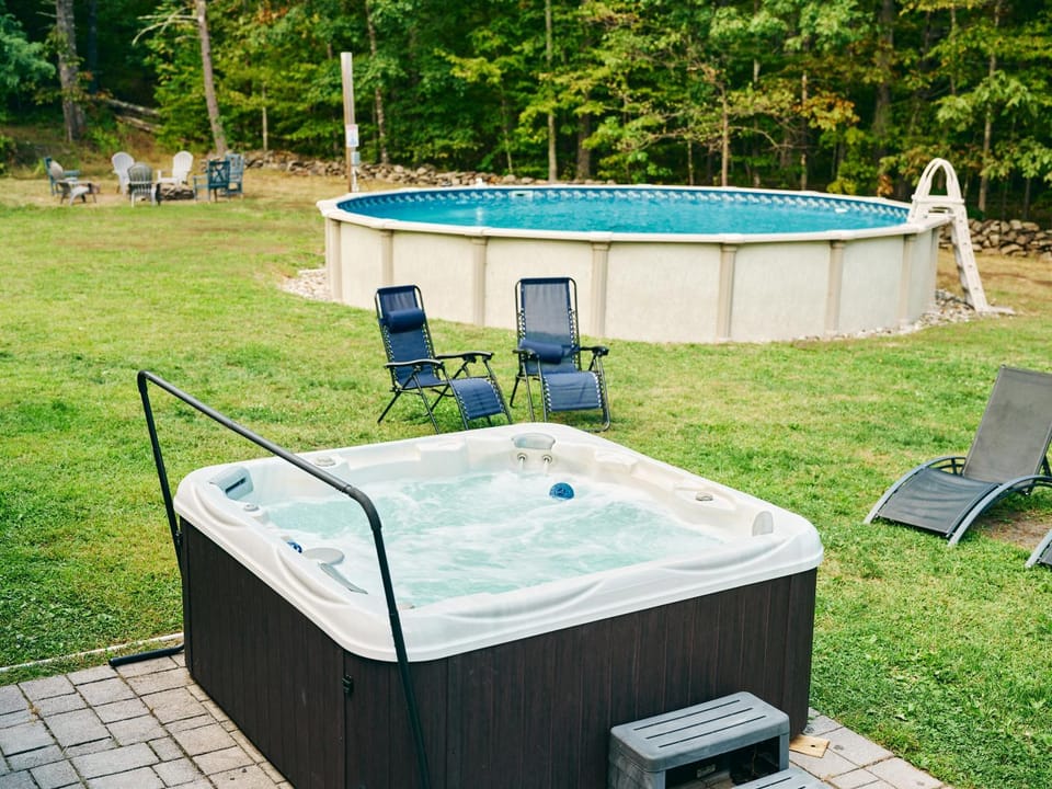 Day, Natural landscape, Garden, Hot Tub, Pool view, Swimming pool, sunbed