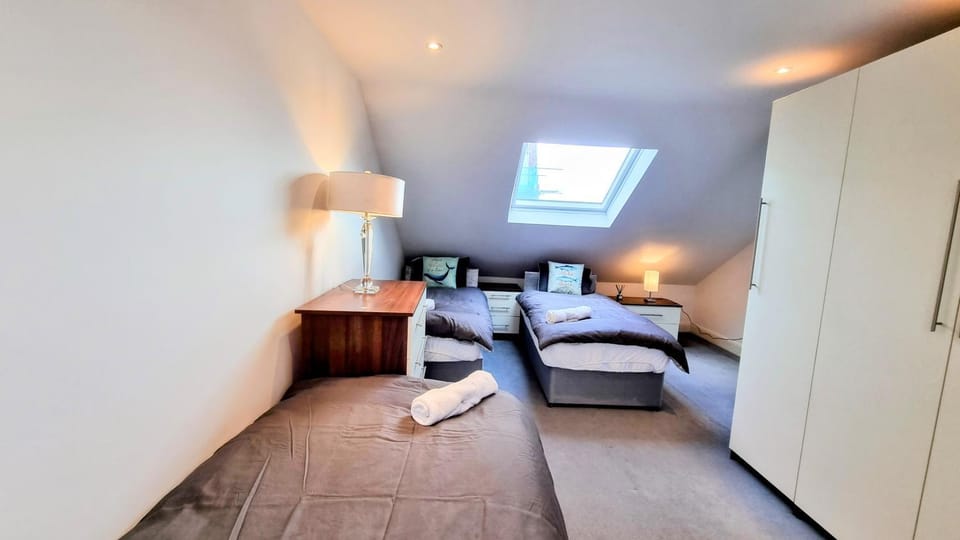 Surbiton Luxury Garden House 19 House in London