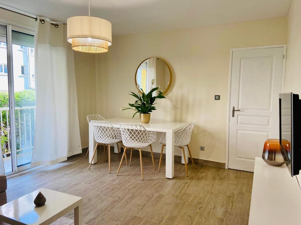 TV and multimedia, Living room, Seating area, Dining area