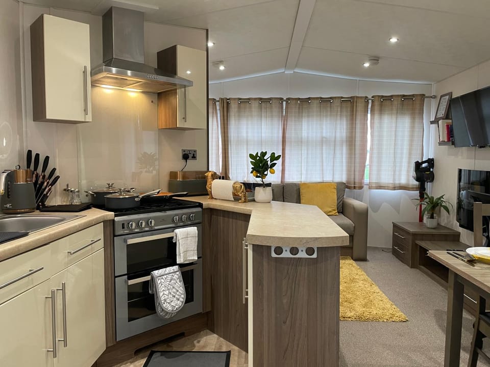 Coffee/tea facilities, Kitchen or kitchenette, Living room, Seating area