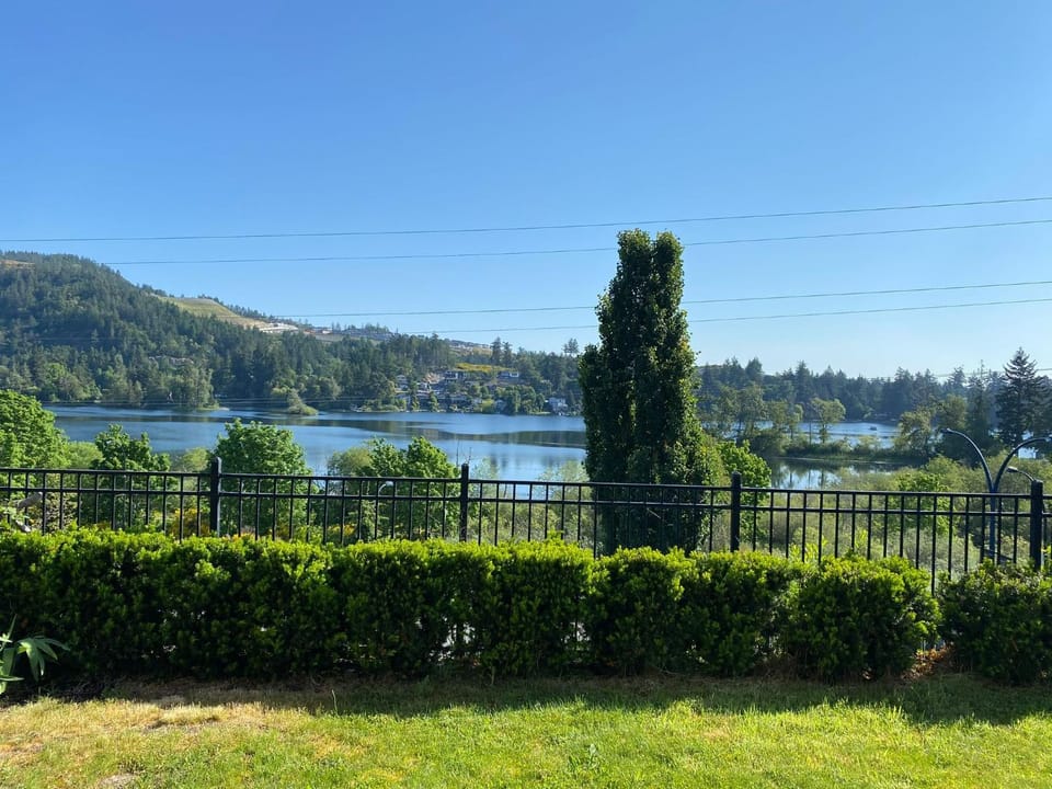 Cozy Lakeview Suite Apartment in Langford