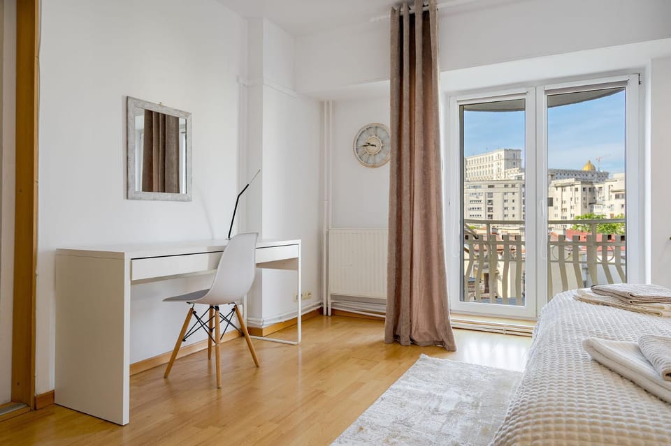 Bed, View (from property/room), Seating area, Bedroom, Landmark view, hair dresser
