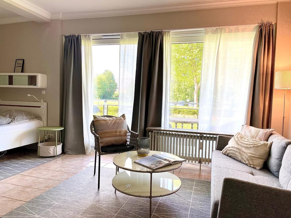 Bed, Seating area
