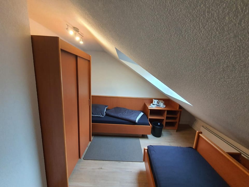 Bed, Photo of the whole room, Seating area, Bedroom, hair dresser
