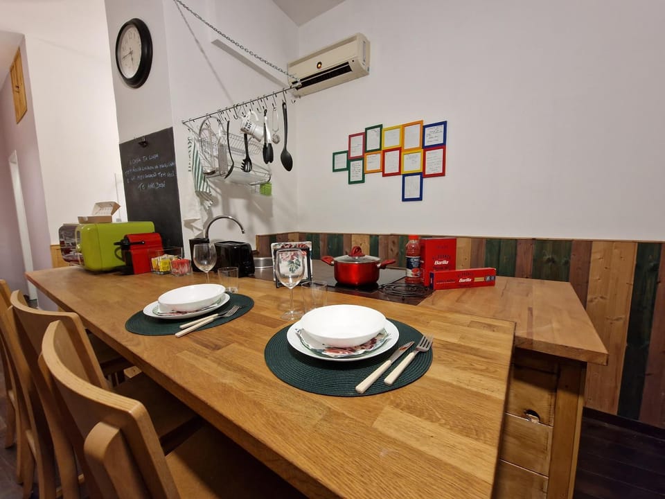 Coffee/tea facilities, Dining area, air conditioner