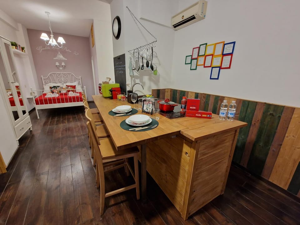 Kitchen or kitchenette, Living room, Food and drinks, Seating area, Dining area, fireplace, minibar