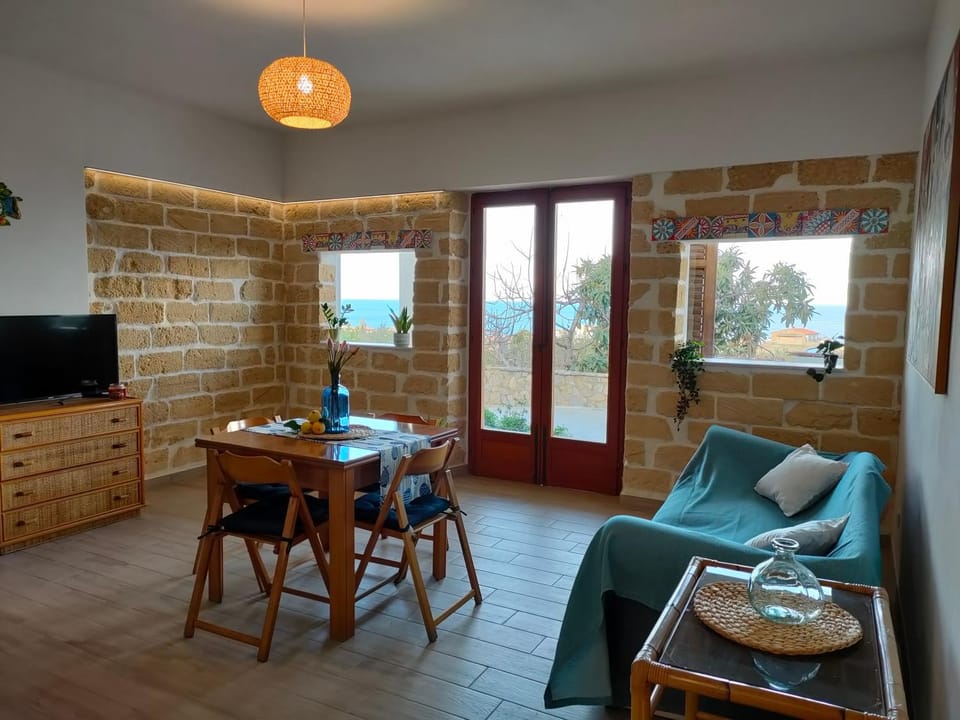 TV and multimedia, Living room, Seating area, Dining area, Evening entertainment