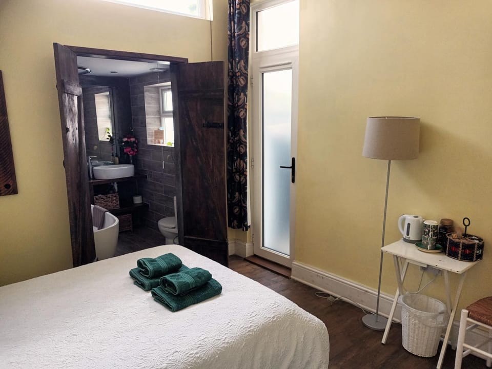 Bed, towels