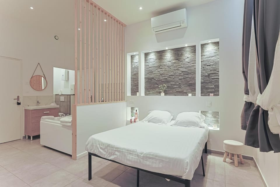 Bed, Bathroom, Photo of the whole room, Bedroom, towels, air conditioner