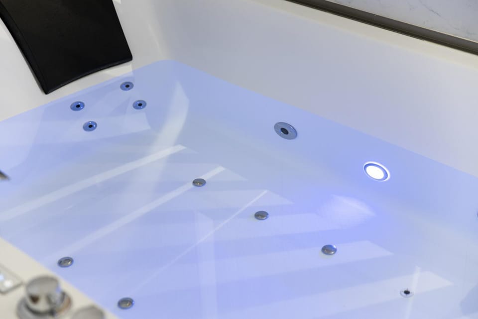 Hot Tub, Bathroom