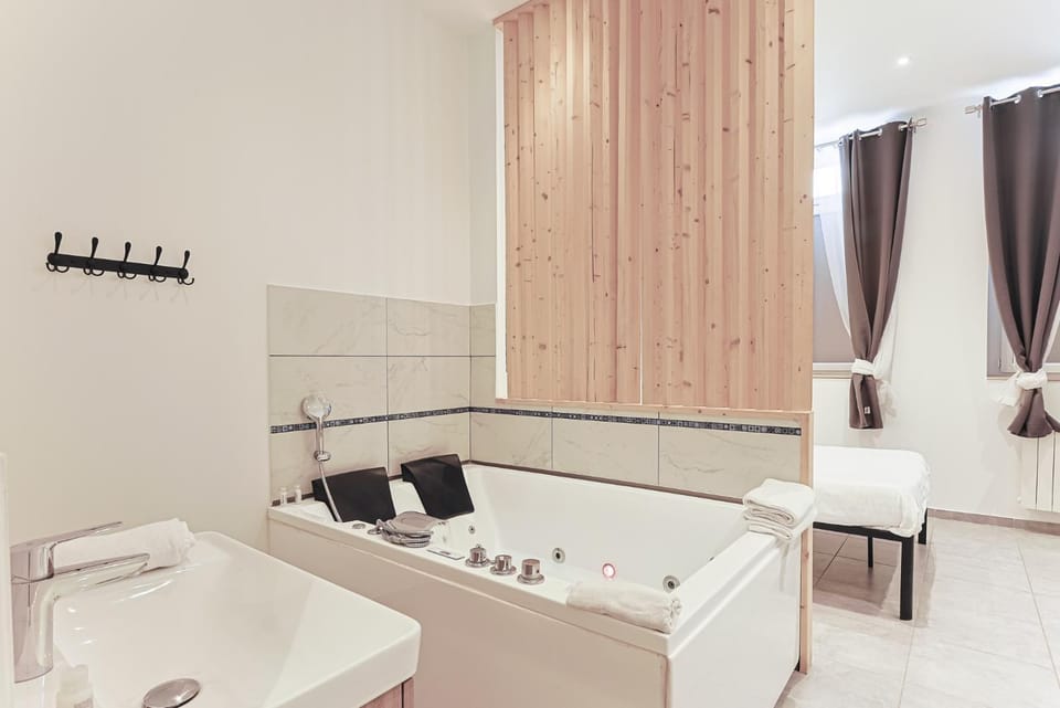 Bed, Hot Tub, Bathroom, Photo of the whole room, Bedroom, towels