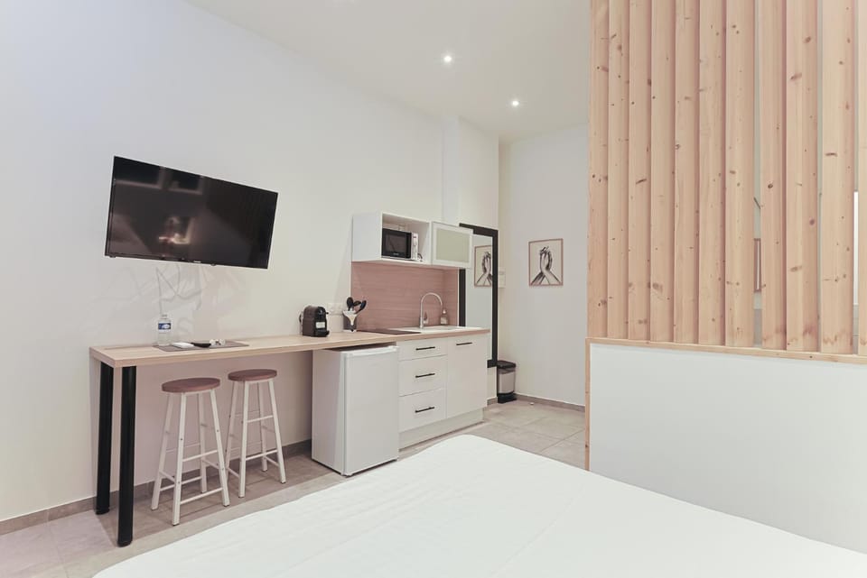 Bed, TV and multimedia, Coffee/tea facilities, Photo of the whole room, Bedroom, microwave, stove, kitchen