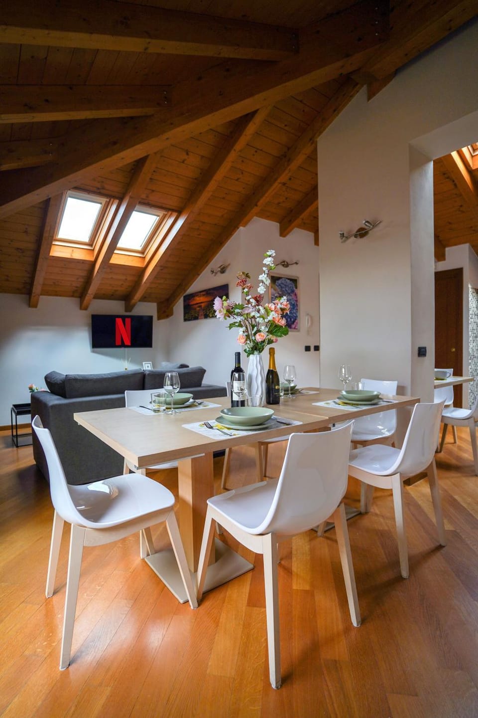 Communal lounge/ TV room, TV and multimedia, Dining area