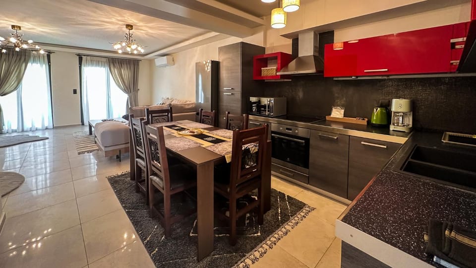 Kitchen or kitchenette, Dining area