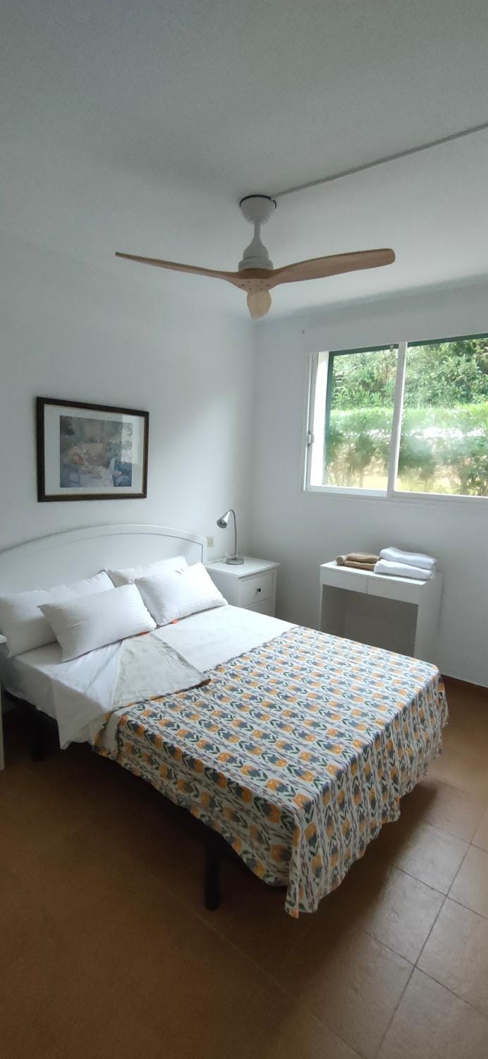 Bed, Photo of the whole room, Bedroom, fireplace, towels