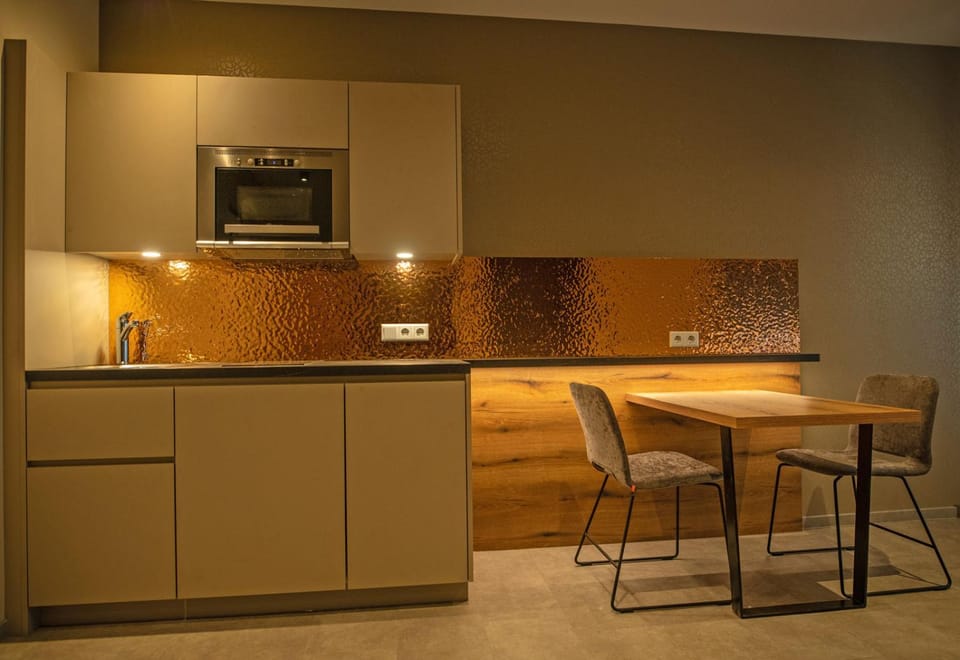Kitchen or kitchenette, Living room, Seating area, Dining area, minibar, stove