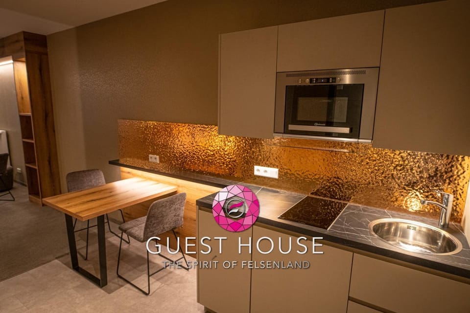 Kitchen or kitchenette, minibar, stove