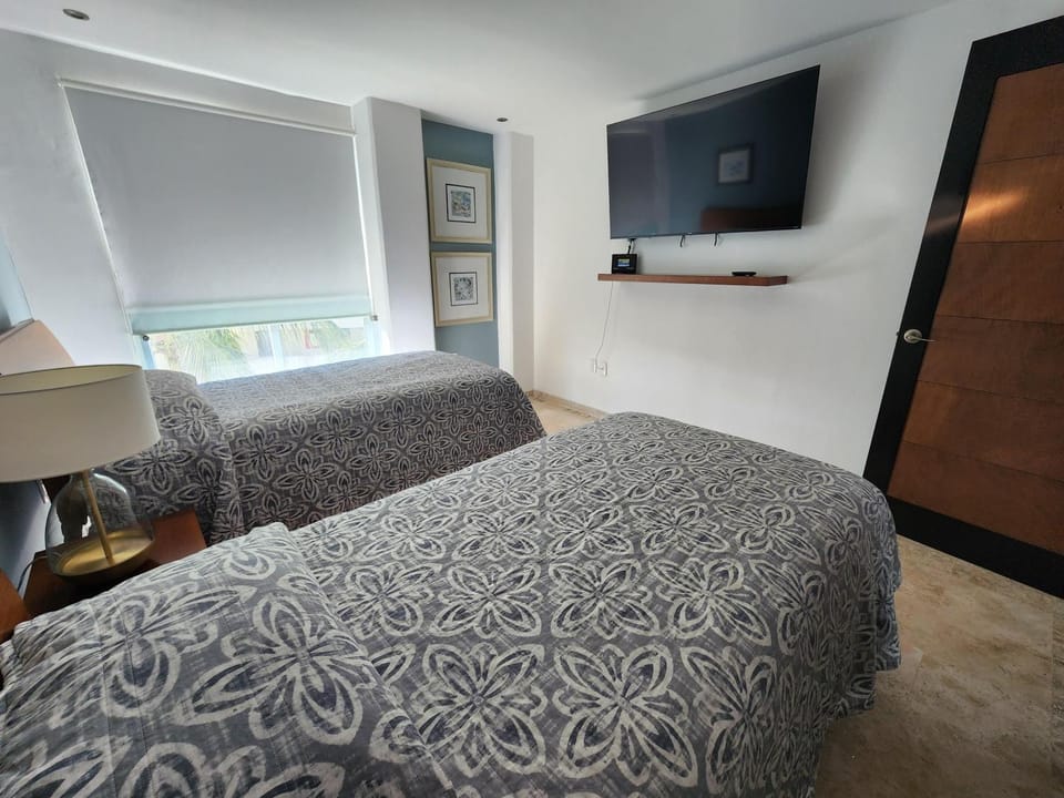 Bed, TV and multimedia, Photo of the whole room, Bedroom