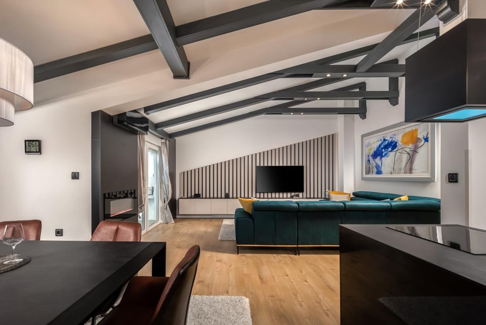 Communal lounge/ TV room, TV and multimedia, Kitchen or kitchenette, Living room, Seating area, Dining area, Evening entertainment