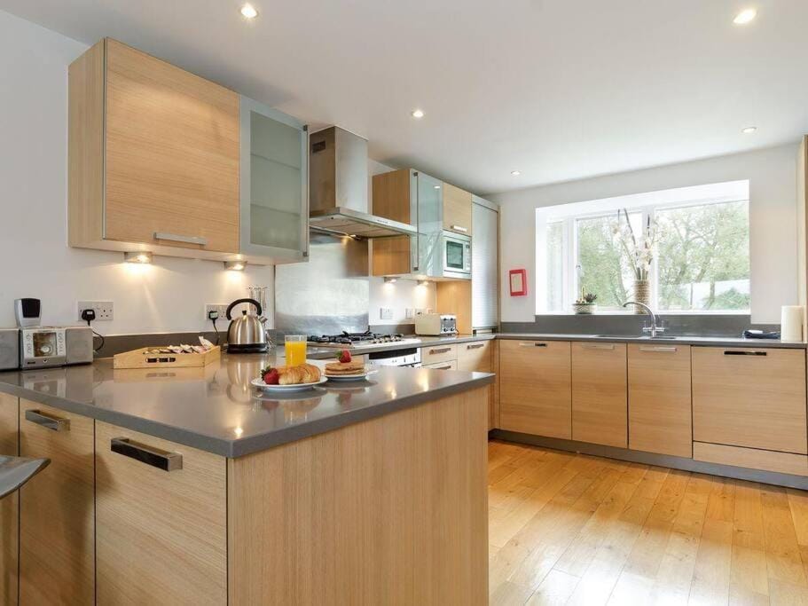 Swallows Nest Cotswolds lakeside spa home Lower Mill Estate House in Cotswold District