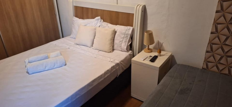 Bed, Bedroom, towels