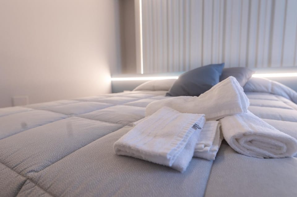Bed, Photo of the whole room, Bedroom, towels