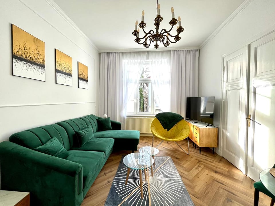 TV and multimedia, Living room, Seating area, Evening entertainment