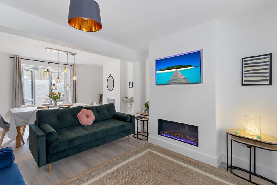 TV and multimedia, Living room, Seating area, Evening entertainment