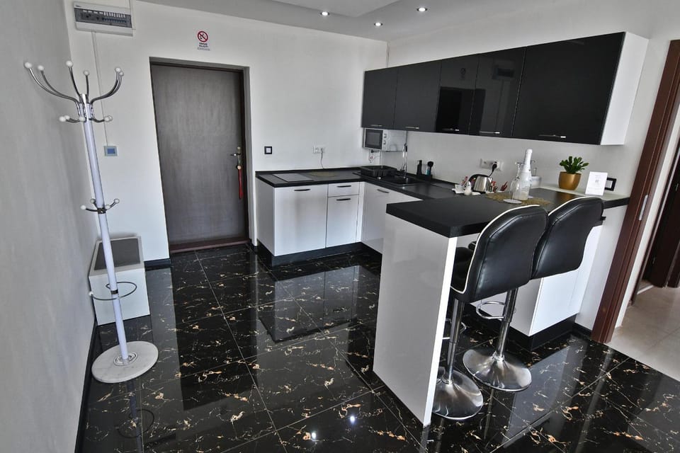 Kitchen or kitchenette, Dining area, minibar, oven, stove