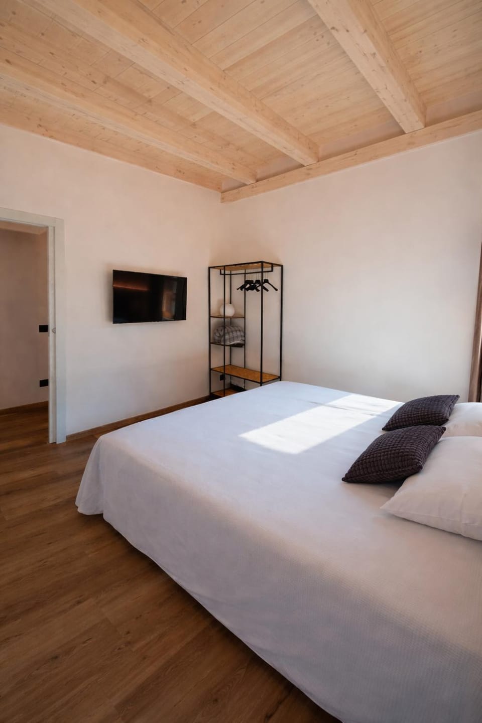Bed, TV and multimedia, Photo of the whole room, Bedroom