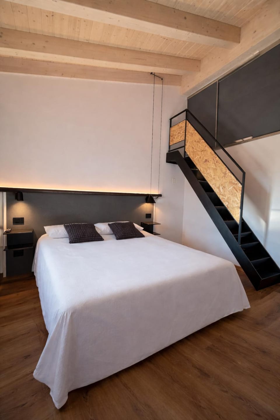 Bed, Photo of the whole room, Bedroom