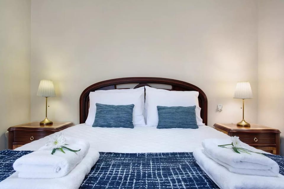 Bed, Bedroom, towels