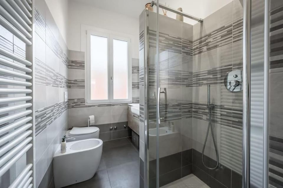 Shower, Toilet, Bathroom, bidet, towels
