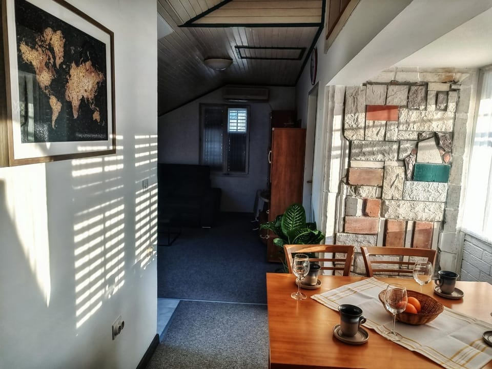 Food and drinks, Dining area, Food