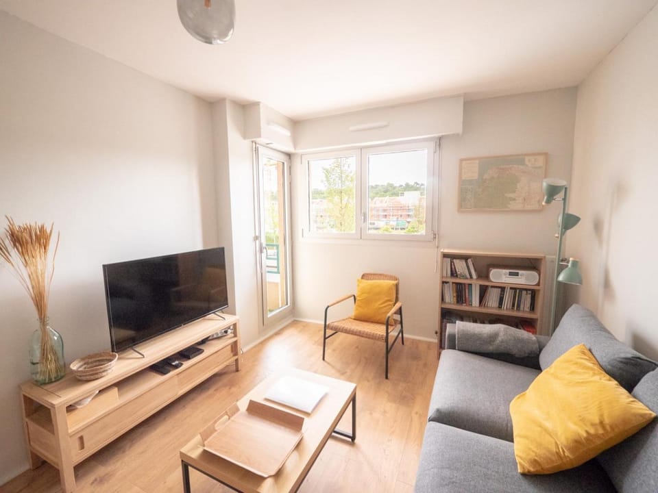 Communal lounge/ TV room, TV and multimedia, Living room, Seating area, Evening entertainment